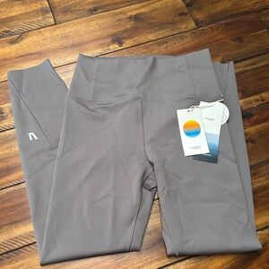 Vuori Evolve Leggings Size M NWT